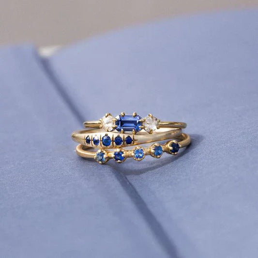 Geschichteter Ring mit blauem Zirkon