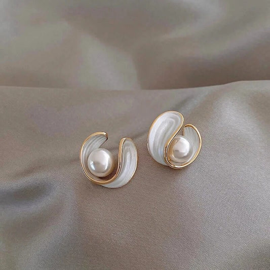 Luxuriöse Ohrringe mit weißem Opal und Perle in Gold