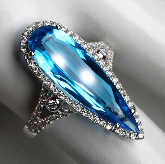 Ovaler Ring mit blauem Kristall