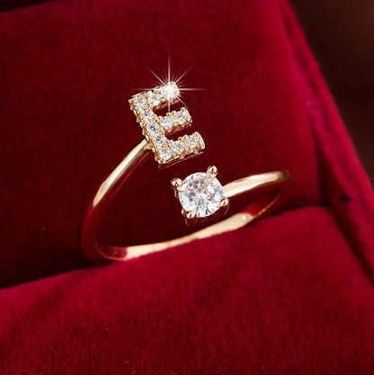 Eleganter Buchstaben Ring mit Diamanten in Gold und Silber