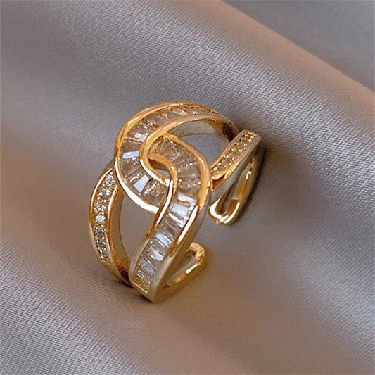 Eleganter glänzender geknoteter Ring