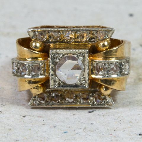 Goldring mit weißem Kristall im Vintage-Stil