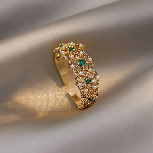 Eleganter Ring mit Perlen und grünen Zirkonen