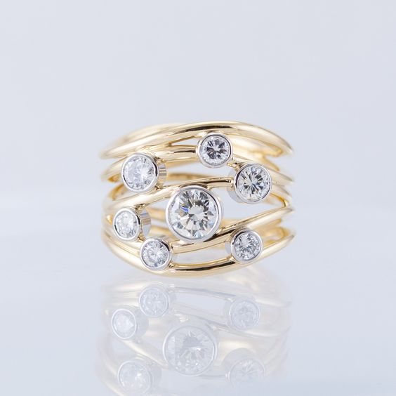 Goldener mehrschichtiger Ring mit Vintage-Kristallen